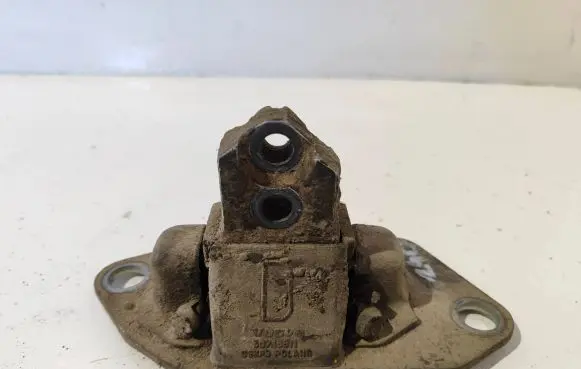 Volvo S60 Engine mount bracket 30748811