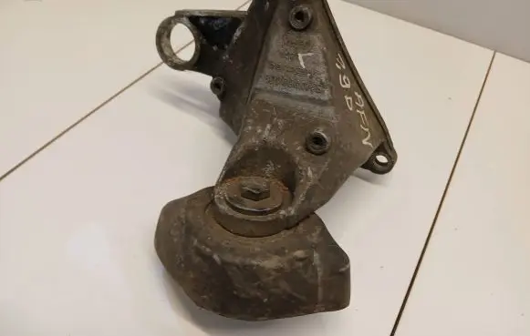 Audi A4 S4 B5 8D Engine mounting bracket 8d0399114s