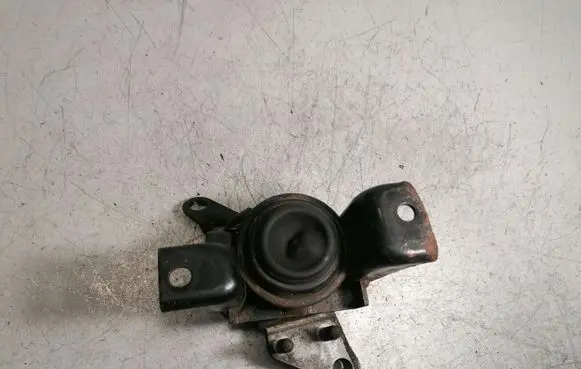 Toyota Avensis T220 Engine mount bracket