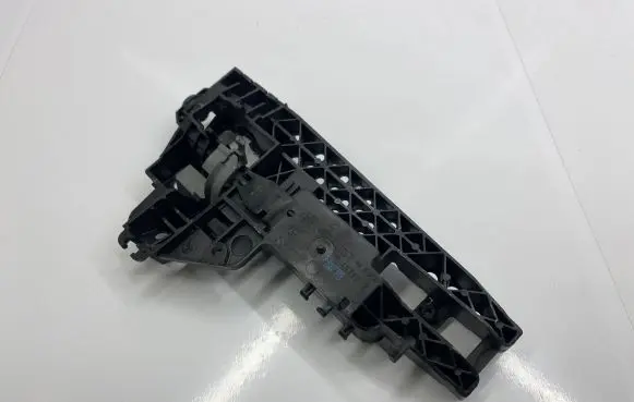 Rear door exterior handle/bracket
