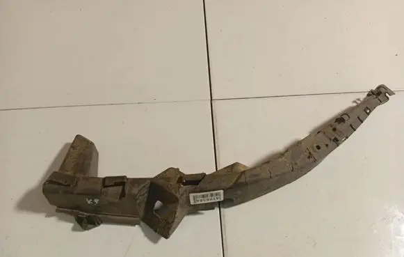Volkswagen PASSAT B5 Front bumper mounting bracket 3B0807049B