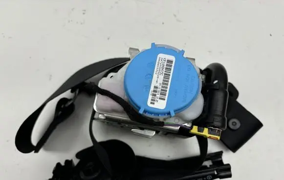 Mercedes-Benz GLA W156 Front seatbelt A1768602285