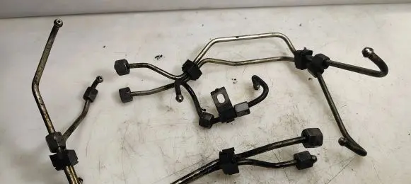 Fuel injector supply line/pipe