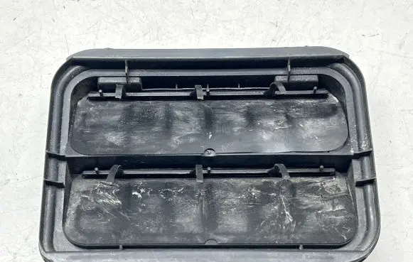 Renault Captur Quarter panel pressure vent 7700838358