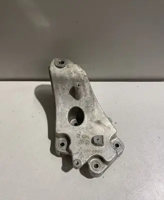 Maserati Ghibli Engine mounting bracket 670004865