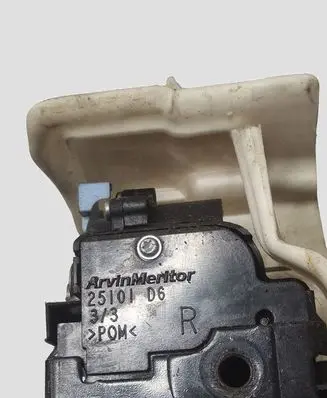 Volkswagen Golf V Front door lock 25101D6
