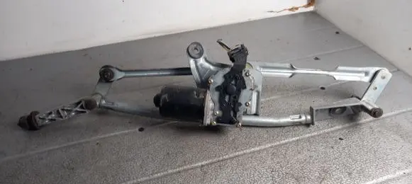 Front wiper linkage