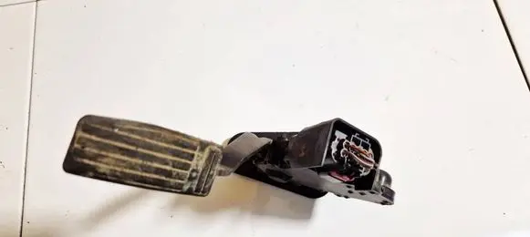 Accelerator throttle pedal