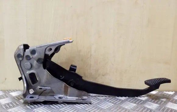 Mitsubishi Outlander Brake pedal