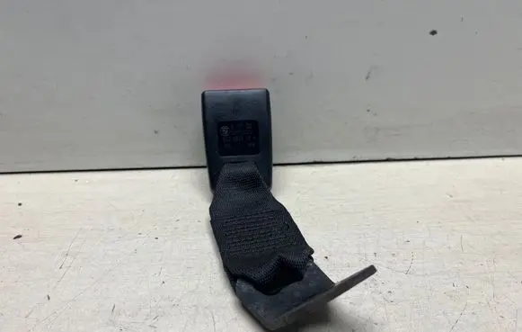 BMW 1 E81 E87 Rear seatbelt buckle 9117261 603853900H