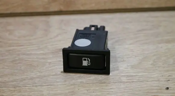 Toyota Avensis T250 Fuel tank opening switch 156795