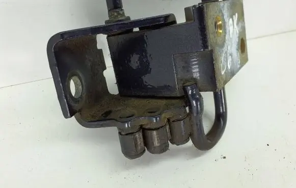 Audi A6 S6 C6 4F Front door lower hinge 8e0831411