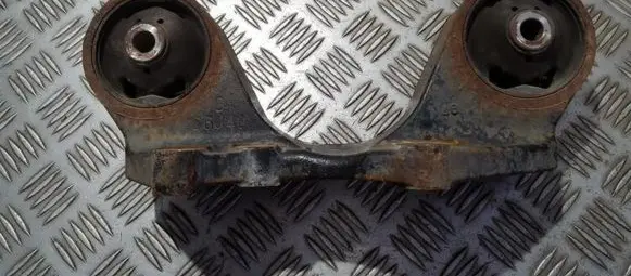Suzuki Grand Vitara II Engine mount bracket 66j40