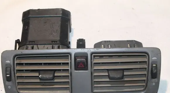 Volvo S40 Quarter panel pressure vent 8651399