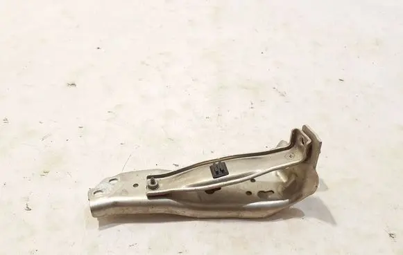 BMW 1 F40 Radiator mount bracket 7498085
