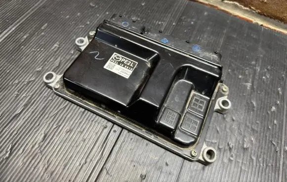 Mazda 3 Engine control unit/module ECU PE2L18881H 2798000583