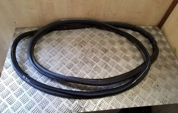 Trunk rubber seal (body)