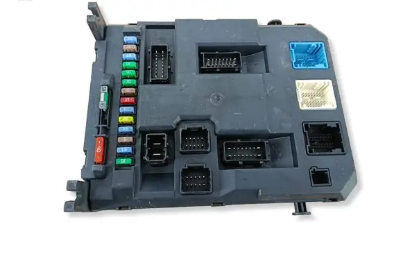 Peugeot 208 I Fuse module 9666952080