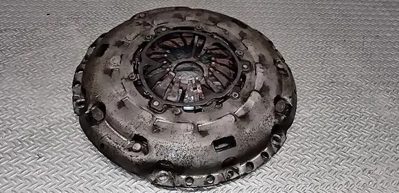Volkswagen PASSAT B6 Pressure plate 124035410