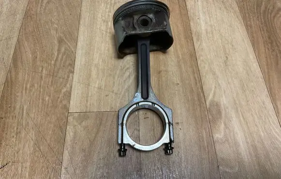 Hyundai Coupe Piston with connecting rod 