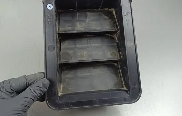 Quarter panel pressure vent