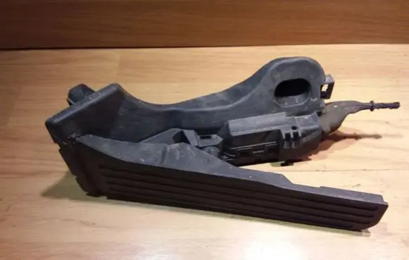Volkswagen Touran I Accelerator throttle pedal 1T1723503H