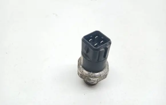 Volkswagen PASSAT B5.5 Air conditioning (A/C) pressure sensor 8D0959482B