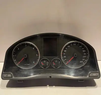 Volkswagen Tiguan Speedometer (instrument cluster) 5N0920870D