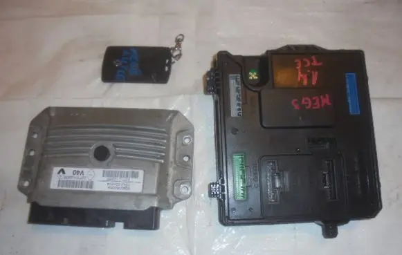 Renault Megane III Engine ECU kit and lock set 237100293R
