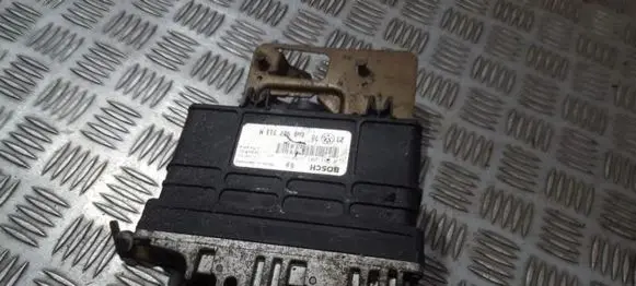 Volkswagen Golf III Engine control unit/module 0261203184