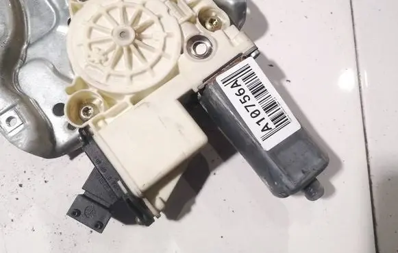 Toyota Corolla E120 E130 Front door window regulator motor 6982002130