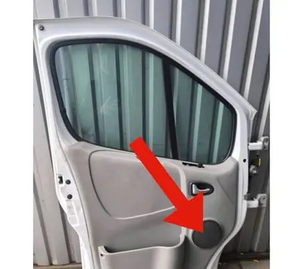 Opel Vivaro Front door speaker cover trim 7700812471