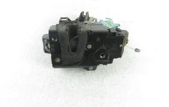 Volkswagen Polo IV 9N3 Front door lock 3B1837016