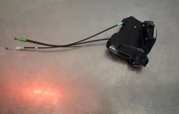 Toyota Urban Cruiser (XP110) Front door lock 2F9051515