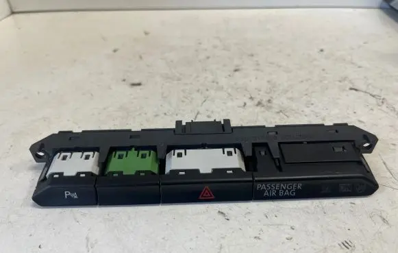 Volkswagen PASSAT B8 Hazard light switch 3G0927132A