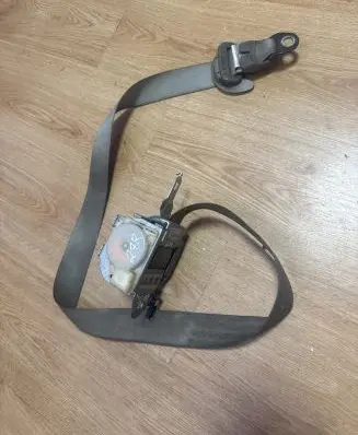 Mitsubishi Endeavor Front seatbelt