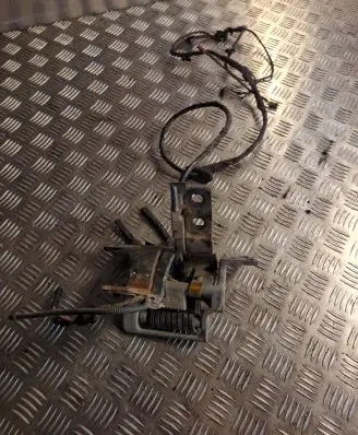 BMW 5 E60 E61 Tailgate/trunk/boot hinge 7061383