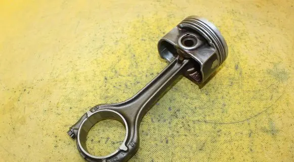 Volkswagen Polo V 6R Piston with connecting rod