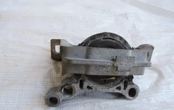 Engine mount vacuum valve