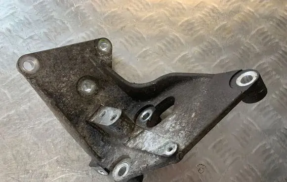 Nissan Qashqai Engine mounting bracket
