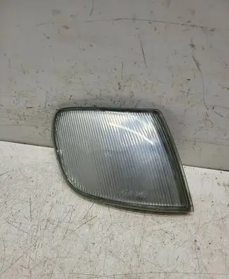 Volkswagen PASSAT B4 Front reflector 185101B