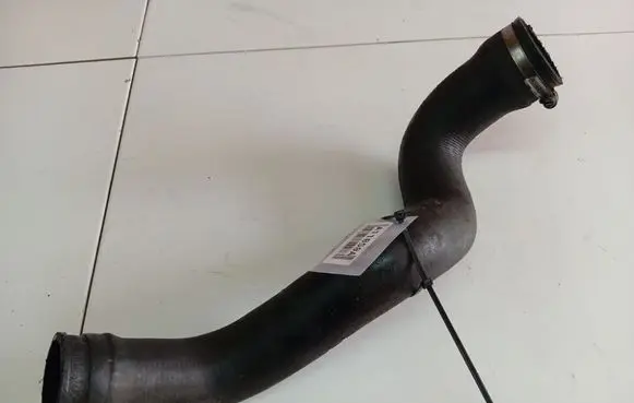 Volkswagen PASSAT B5 Intercooler hose/pipe 058145856C