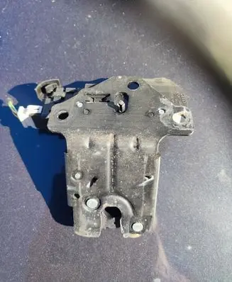 Audi A6 S6 C6 4F Tailgate lock latch 4F5827505B