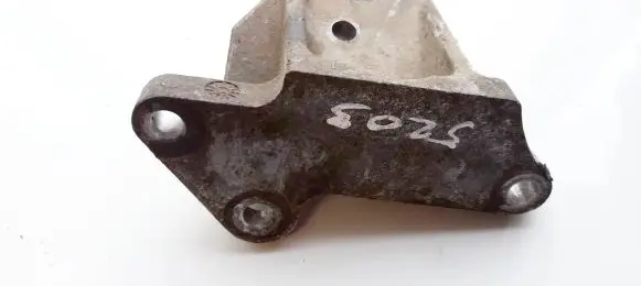Ford Focus Engine mounting bracket