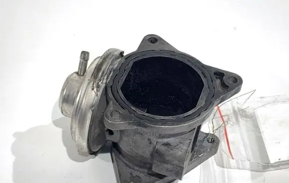 Volkswagen Golf V EGR valve 038129637D