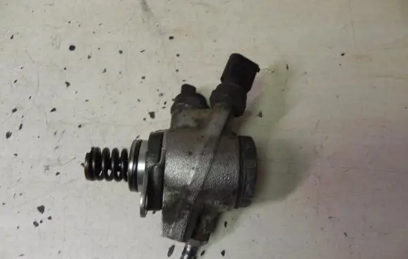 Audi A5 8T 8F Fuel injection high pressure pump 06E127025M VD6793
