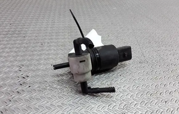 Volkswagen Golf IV Windscreen/windshield washer pump