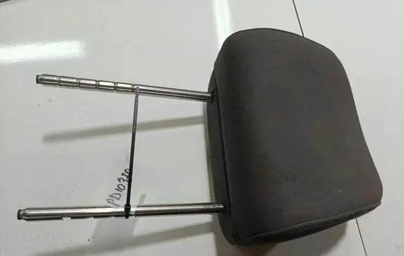 Volkswagen Golf V Front seat headrest 