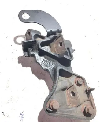 Volvo V70 Engine mounting bracket 8653851