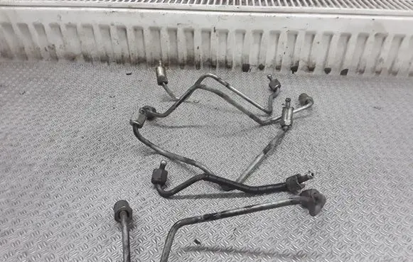 Toyota Avensis T250 Fuel injector supply line/pipe 